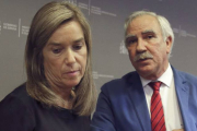 La ministra de Sanidad, Ana Mato, junto al director general de Atención Primaria de la Comunidad de Madrid, Antonio Alemany, durante la rueda de prensa que ha ofrecido hoy, en la sede del Ministerio, en la que ha confirmado el contagio por ébola de una en-Foto: EFE / BALLESTEROS