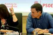 Cristina Narbona y Pedro Sánchez, el pasado 24 de julio en la sede del PSOE.-JUAN MANUEL PRATS