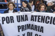 Las tres doctoras sostienen una pancarta frente al centro de Salud de Los Cubos, en el que tenían su puesto de trabajo.-ISRAEL L. MURILLO