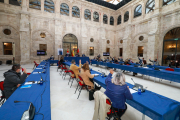 Un momento de la votación en el Pleno extraordinario. TOMÁS ALONSO