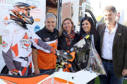 Nando Jubany, Àngela Juvé, Anna Orte y Xavier Beltrán, junto a la equipación de la KTM 450, en la presentación de la aventura del cocinero de Osona.-ALBERT BALLBE