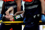 Iker Muniain es retirado en camilla tras lesionarse de gravedad ante el Sevilla en el Sánchez Pizjuan.-Foto:   EFE / CRISTINA QUICLER
