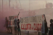 Captura del vídeo distribuido a través de las redes sociales por Arran de una acción contra el turismo con pancartas y bengalas en el puerto deportivo de Palma de Mallorca.-