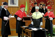El antiguo rector, José Ángel Hermida, el consejero de Educación, Fernando Rey, y el nuevo rector, Juan Francisco García Marín, en el acto de posesión ayer en León.-ICAL