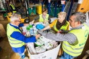 Un grupo de voluntarios prepara un envío de leche en las instalaciones del Banco de Alimentos.-ECB