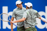 Bob (izquierda) y Mike Bryan celebran un punto durante su partido contra Kubot y Matkowski, el miércoles en el torneo de Barcelona.-GETTY / ÁLEX CAPARRÓS
