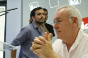 Cayo Lara y Alberto Garzón, detrás, en el Consejo Político Federal de IU.-Foto: AGUSTÍN CATALÁN