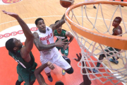 El jugador de Angola Carlos Morais fuerza la penetración en la final del último Afrobasket,-FIBA