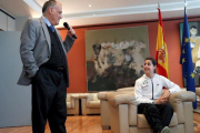 Tebas con Carolina Marín.-EL PERIÓDICO