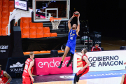 Lima se prepara para machar el aro tras un gran pase de Fitipaldo. ACB PHOTO