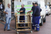 Trabajadores municipales en la puerta del Ayuntamiento.-RAÚL G. OCHOA