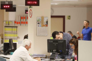 Un ciudadano recaba información de la oficina económica municipal.-RAÚL G. OCHOA
