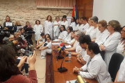 Los facultativos ofrecieron una rueda de prensa abierta a la ciudadanía, que no dudó en mostrar su apoyo.-L.V.