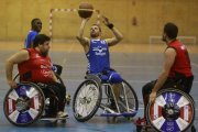 Álvaro Ruiz lanza a canasta durante un partido.-RAÚL OCHOA