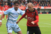 Ion Vélez durante el partido ante el Llagostera.-ALFONSO G. MARDONES
