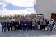 El presidente Herrera, flanqueado por el presidente de la FRMP, Alfonso Polanco, y por  la vicepresidenta de la Junta, Rosa Valdeón, posa con alcaldes y presidentes de Diputación.-P. REQUEJO