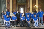Plantilla, cuerpo técnico y directiva del Servigest posan con el alcalde y los concejales Gil y De la Fuente.-RAÚL OCHOA