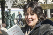 Elena Gallego posa con su libro.-ISRAEL L. MURILLO