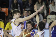 Roger Vilanova choca con los jugadores del Clavijo Carlson y Arévalo.-