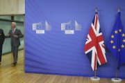El secretario britanico para la salida de la UE, David Davis (izquierda), y el jefe negociador de la UE, Michel Barnier, este lunes en Bruselas.-EFE / STEPHANIE LECOCQ