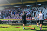 Fernando Estévez -de espaldas- agradece su implicación a la afición reunida ayer en El Plantío,-BURGOS CF