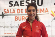 Carlota Gil posa con el trofeo que la acredita como campeona de España-ECB