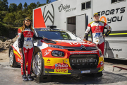 Efrén Llarena y Sara Fernández con su nuevo Citroen C3 R5. ECB