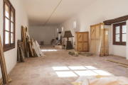 El claustro alto se sumará a la visita de San Esteban con una sala dedicada al escultor burgalés Martínez Abelenda y otra a la Virgen, donde las piezas esperan a ser desembaladas (foto).-Santi Otero