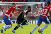 Gonalons trata de arrebatar el balón a Fekir.-PEPE TORRES (EFE)