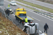 Imagen del último accidente ocurrido entre dos vehículos en la autovía A6 en la localidad de San Román de Bembibre (León)-Ical