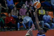Diop lanza a canasta en el partido ante el ya ascendido Real Murcia. SANTI OTERO
