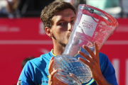 Pablo Carreño levanta el trofeo del Abierto de Estoril conquistado ante Gilles Müller.-EFE / MIGUEL A. LOPES