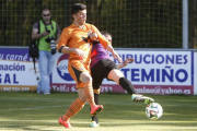 Manzano forcejea con un defensor del CD Palencia en el duelo de ayer en Castañare-Raúl G. Ochoa
