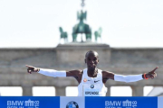 Eliud Kipchoge, entrando vencedor con récord mundial en el maratón de Berlín.-AFP / JOHN MACDOUGALL