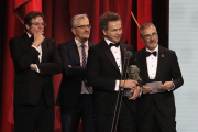 El director y los productores de 'Campeones'.-EFE