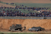 Cientos de palestinos protestan en Gaza frente a la frontera con Israel, este viernes.-AMIR COHEN (REUTERS)