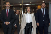 Los Reyes entran en la sede del Grupo Zeta acompañados por el presidente del grupo, Antonio Asensio Mosbah.-DAVID CASTRO