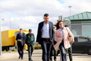 Santi Vila sale de la cárcel madrileña de Estremera con su abogada, el pasado 3 de noviembre.-DAVID CASTRO