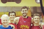 Coego (16) posa con sus compañeros de equipo en Maribor.-ECB