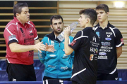 Berzosa da instrucciones a Ruiz durante un partido en presencia de Ausín y de Núñez.-RAÚL OCHOA