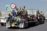 Miembros de la caravana, sobre un camión en Puebla.-EFE / HILDA RÍOS
