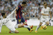 Messi, entre Isco y Modrid, en el último clásico liguero disputado en el Bernabéu, el pasado 24 de octubre.-Foto: JOSÉ LUIS ROCA