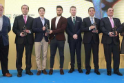 Los galardonados con los Premios Ciudad de Burgos posan al finalizar el acto junto al alcalde.-RAÚL G. OCHOA