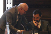 El secretario general del Parlament, Xavier Muro, y el presidente de la Cámara catalana, Roger Torrent.-