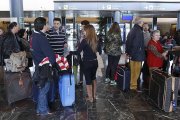 Un grupo de viajeros espera para abordar un vuelo en el interior de la terminal de pasajeros del aeropuerto de Villafría.-RAÚL OCHOA