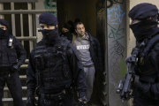 Uno de los detenidos por los Mossos, en la operación contra un grupo de carteristas que querían cometer un atentado.-JOAN CORTADELLAS