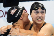 Ledecky recibe la felicitación de su compatriot Leah Smith tras ganar el 400 libre-BERND THISSEN / EFE