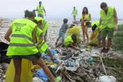 Voluntarios recogen restos en una playa de Vizcaya.-ECB