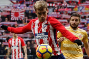 Griezmann controla un balón ante Portu.-FERNANDO ALVARADO