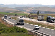 Imagen de camiones circulando por la autopista AP-1.-G. González